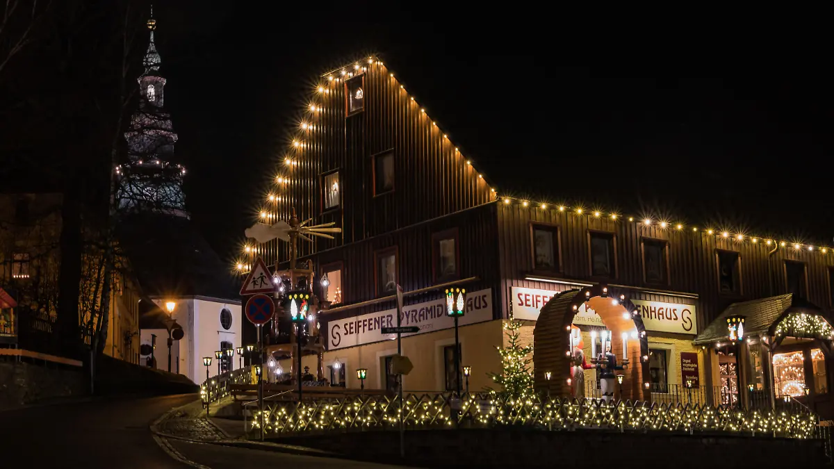 13.12.2019, Sachsen, Seiffen: Das heute weltbekannte Spielzeugdorf Seiffen ist das Weihnachtsland im Erzgebirge.