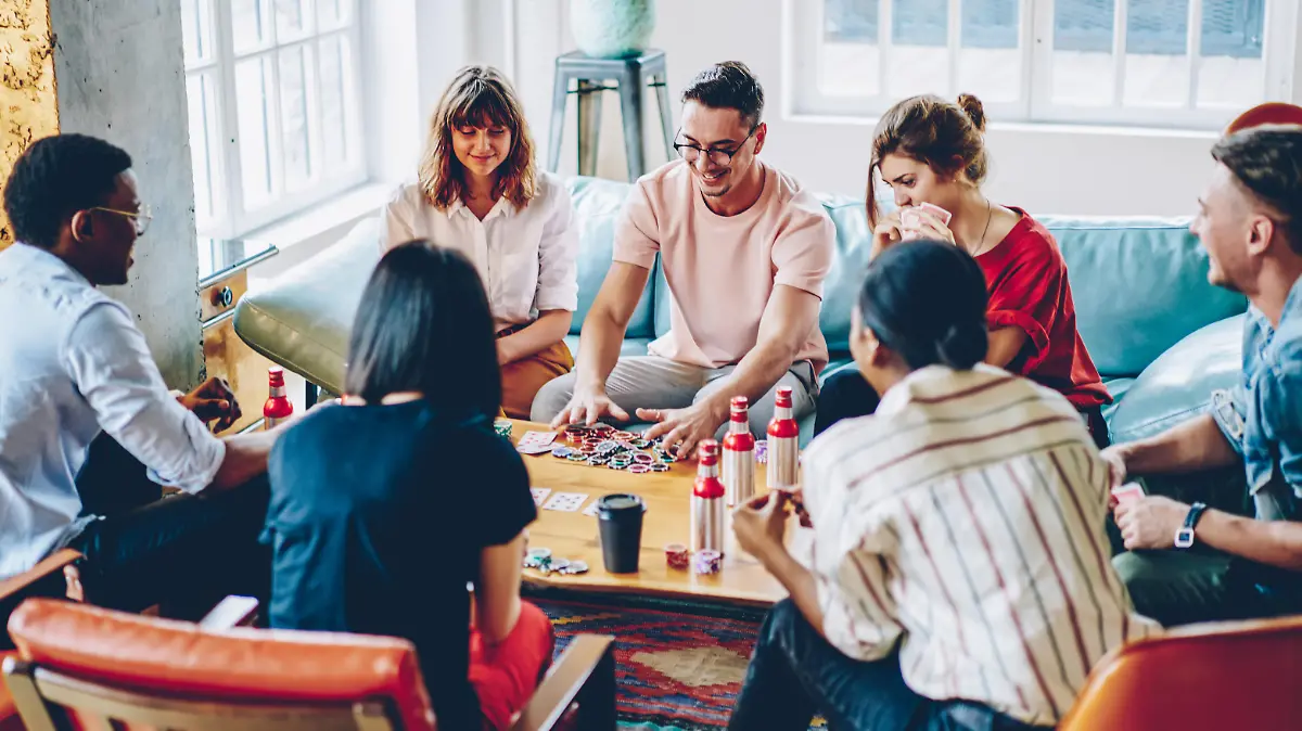 Freunde spielen Gesellschaftsspiele.