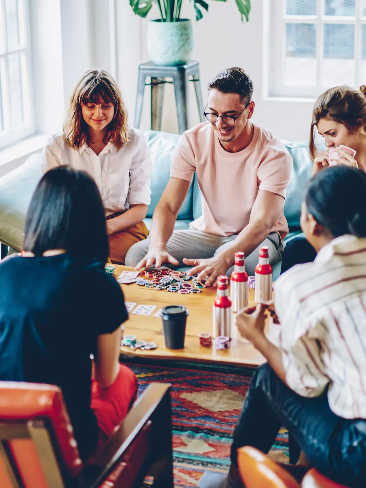 Freunde spielen Gesellschaftsspiele.