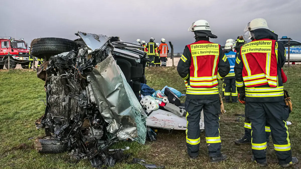 Tragischer schwerer Verkehrsunfall bei Barsinghausen Verkehrsunfall mit mehreren PKW und vier Schwerverletzten sowie Leichtverletzte bei Barsinghausen. Großaufgebot von Feuerwehr und Rettungsdienst. Ein Kind wurde getötet. *** Tragic serious traffic accident near Barsinghausen Traffic accident with several cars and four seriously injured and slightly injured near Barsinghausen Large contingent of firefighters and rescue services A child was killed Copyright: xBerndxGüntherx 