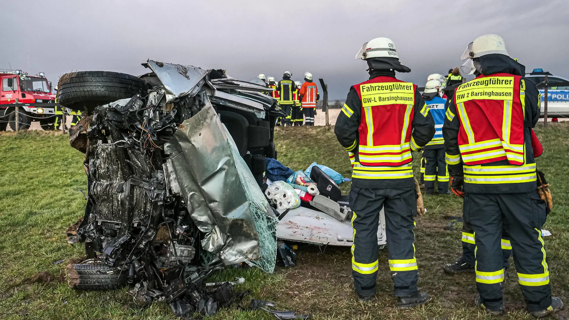 Tragischer schwerer Verkehrsunfall bei Barsinghausen Verkehrsunfall mit mehreren PKW und vier Schwerverletzten sowie Leichtverletzte bei Barsinghausen. Großaufgebot von Feuerwehr und Rettungsdienst. Ein Kind wurde getötet. *** Tragic serious traffic accident near Barsinghausen Traffic accident with several cars and four seriously injured and slightly injured near Barsinghausen Large contingent of firefighters and rescue services A child was killed Copyright: xBerndxGüntherx