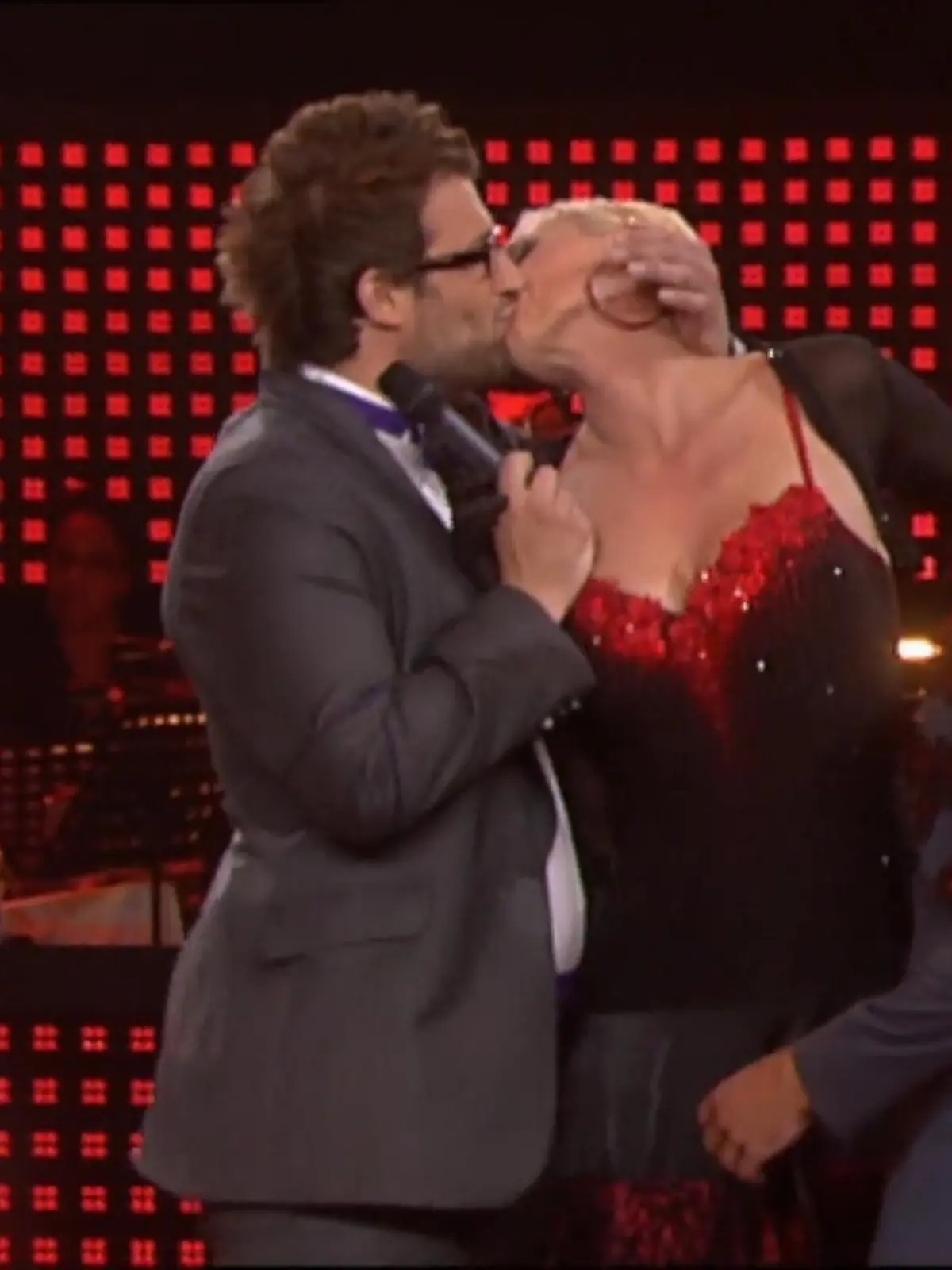Daniel Hartwich überrumpelt Brigitte Nielsen 2010 bei "Let's Dance" mit einem fetten und langen Knutscher.