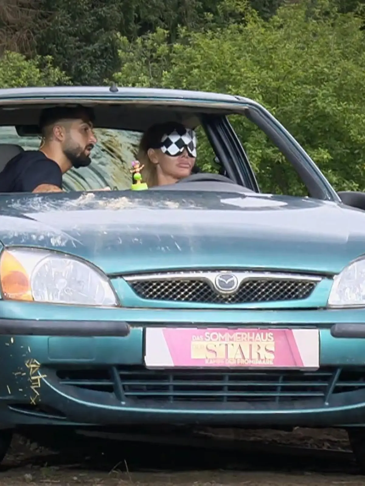 Sommerhaus: Lou und Lisha beim Einparkspiel