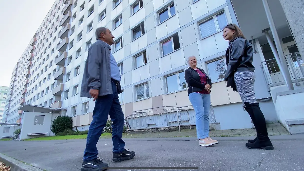 Reporterin Pauline im Gespräch mit ihren Großeltern