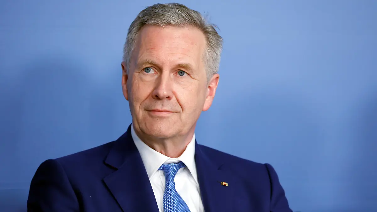 Bundespräsident a. D. Christian Wulff, Deutschland, Berlin, Bundespressekonferenz, Thema: Pressekonferenz: Hier klingt s mir gut - das bundesweite Projekt für mehr Teilhabe in der Musik: Bundespräsident a. D. Christian Wulff und Caritaspräsidentin Eva Maria Welskop-Deffa überreichen erstmalig das Prädikat *** Federal President a D Christian Wulff, Germany, Berlin, Federal Press Conference, Topic Press Conference Here it sounds good to me the nationwide project for more participation in music Federal President a D Christian Wulff and Caritas President Eva Maria Welskop Deffa present for the first time the predicate