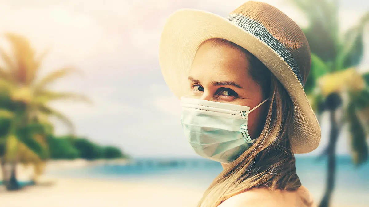 Frau mit Maske im Urlaub
