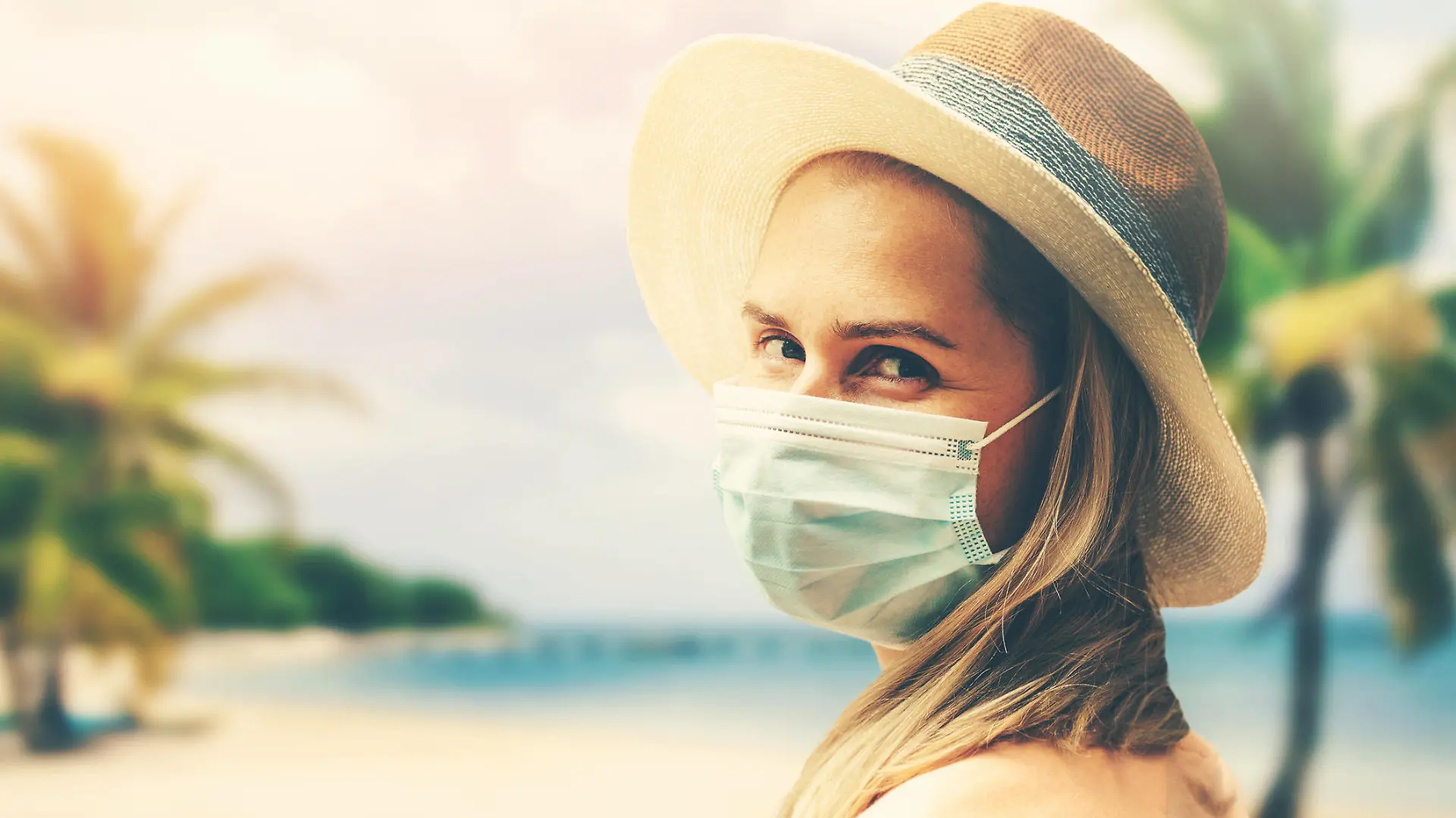 Frau mit Maske im Urlaub