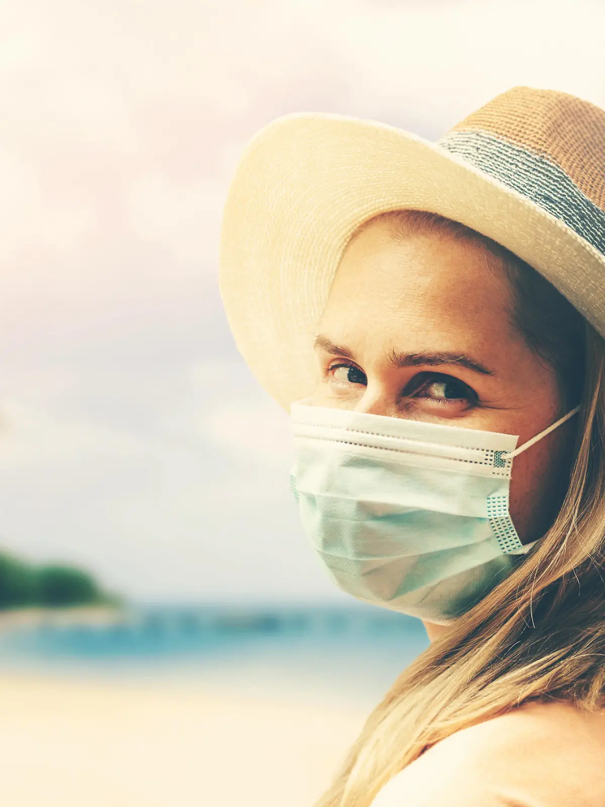 Frau mit Maske im Urlaub
