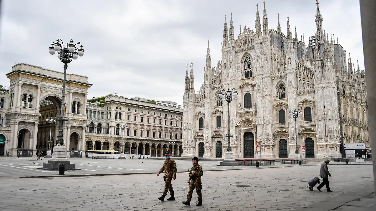 ARCHIV - 27.04.2020, Italien, Mailand: Soldaten patrouillieren auf der fast menschenleeren «Piazza del Duomo» vor dem Mailänder Dom. Im Frühling war Italien der Corona-Hotspot Europas, jetzt steht das Land vergleichsweise gut da. In Polen verhängte die Regierung gleich zu Beginn einen strengen Lockdown - die Fallzahlen sind bis heute relativ niedrig. (zu dpa «Italien und Polen - Vorbilder im Kampf gegen Corona?») Foto: Claudio Furlan/LaPresse via ZUMA Press/dpa +++ dpa-Bildfunk +++