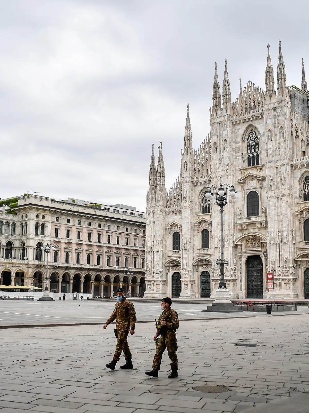 ARCHIV - 27.04.2020, Italien, Mailand: Soldaten patrouillieren auf der fast menschenleeren «Piazza del Duomo» vor dem Mailänder Dom. Im Frühling war Italien der Corona-Hotspot Europas, jetzt steht das Land vergleichsweise gut da. In Polen verhängte die Regierung gleich zu Beginn einen strengen Lockdown - die Fallzahlen sind bis heute relativ niedrig. (zu dpa «Italien und Polen - Vorbilder im Kampf gegen Corona?») Foto: Claudio Furlan/LaPresse via ZUMA Press/dpa +++ dpa-Bildfunk +++