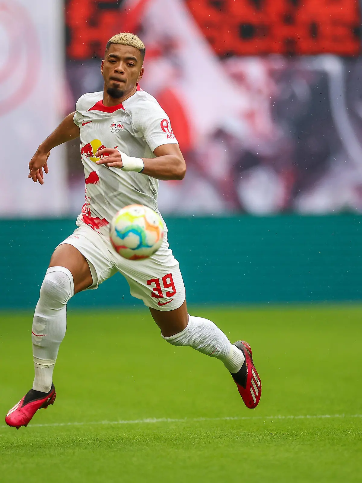 ARCHIV - 01.04.2023, Sachsen, Leipzig: Fußball: Bundesliga, 26. Spieltag, RB Leipzig - FSV Mainz 05 in der Red-Bull-Arena. Leipzigs Spieler Benjamin Henrichs am Ball. (zu dpa: «Hetze gegen Henrichs verkatert Leipzigs Pokal-Rausch») Foto: Jan Woitas/dpa +++ dpa-Bildfunk +++
