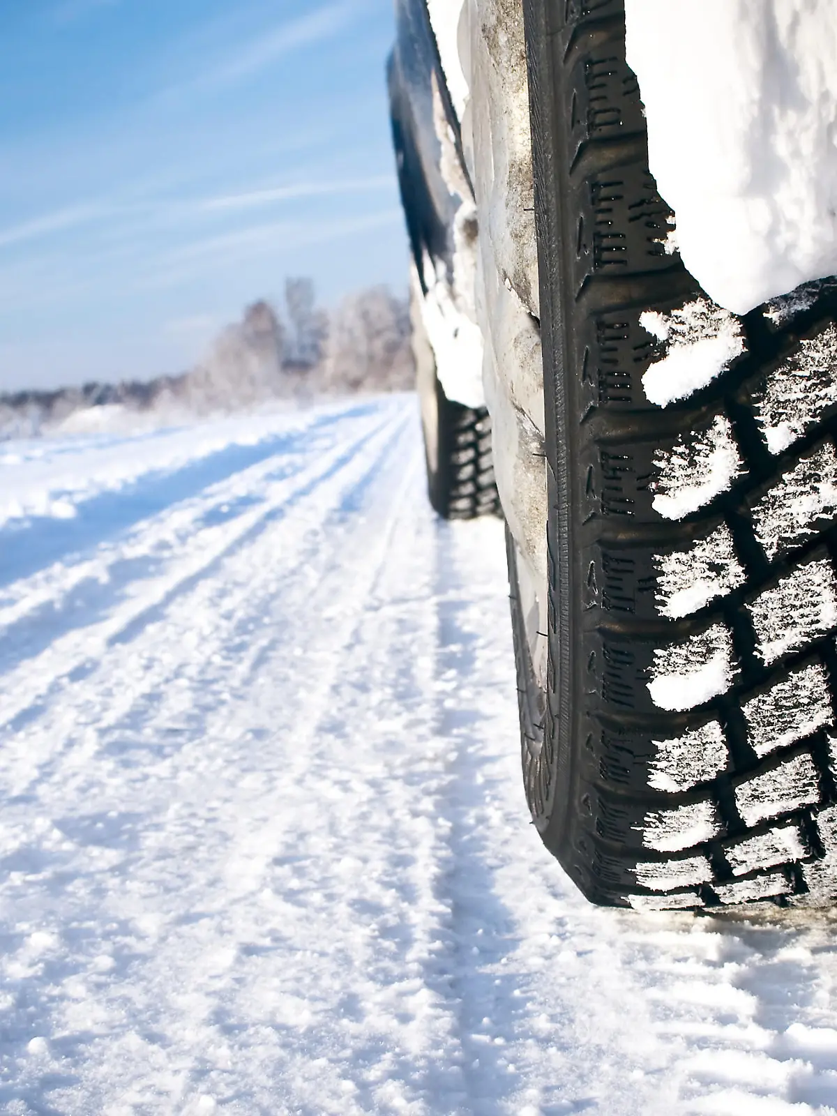 Spätestens wenn der erste Schnee fällt, sollte wieder jeder Autofahrer mit Winterreifen unterwegs sein. Aber welche Reifen sind sowohl bei Schnee und Eis als auch bei Nässe oder trockener Kälte zuverlässig? Der ADAC hat jetzt 15 Winterreifen für Autos der unteren Mittelklasse geprüft. Das Ergebnis gibt es im Video!