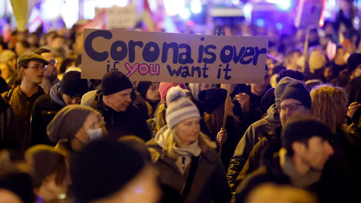 Tausende Bürger artikulieren auf den Montagsspaziergängen ihren Unmut über die Corona-Politik - hier die angemeldete Demo von koelnistaktiv.de und selberdenkenkoeln.de durch die Kölner Innenstadt. Neben den einschränkenden Maßnahmen standen die mögliche Impfpflicht und das Impfen von Kindern im Mittelpunkt. Köln, 14.02.2022 Foto:xC.xHardtx/xFuturexImage 