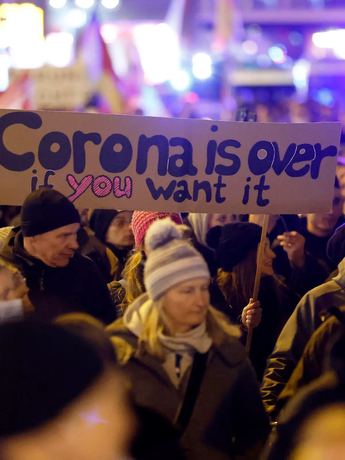Tausende Bürger artikulieren auf den Montagsspaziergängen ihren Unmut über die Corona-Politik - hier die angemeldete Demo von koelnistaktiv.de und selberdenkenkoeln.de durch die Kölner Innenstadt. Neben den einschränkenden Maßnahmen standen die mögliche Impfpflicht und das Impfen von Kindern im Mittelpunkt. Köln, 14.02.2022 Foto:xC.xHardtx/xFuturexImage 