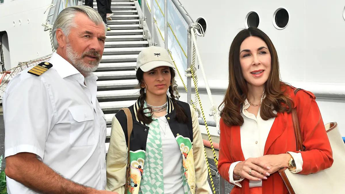 Lena Grimm (Mia Kasalo, M.) hat nach einem Streit mit ihrer Mutter Julia (Judith Williams, r.) beschlossen, ihren Onkel Martin Grimm (Daniel Morgenroth, l.) auf der Reise nach Miami zu begleiten.