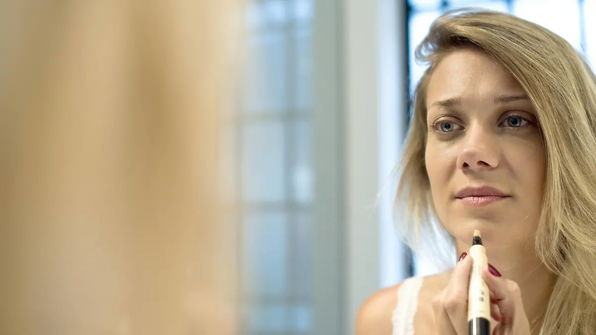 Woman applying cosmetics PUBLICATIONxINxGERxSUIxAUTxONLY Copyright: FrédéricxCirou B11889624  
