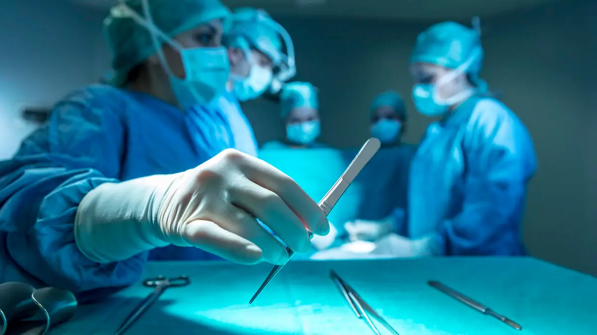 Eine 17-jährige Frau ist während einer Knie-Operation in einer Privatklinik in Niederbayern mehrmals aufgewacht.
