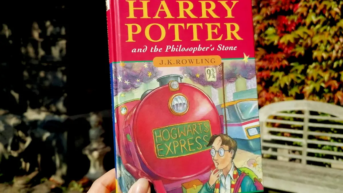 Buchdeckel " Harry Potter und der Stein der Weisen"