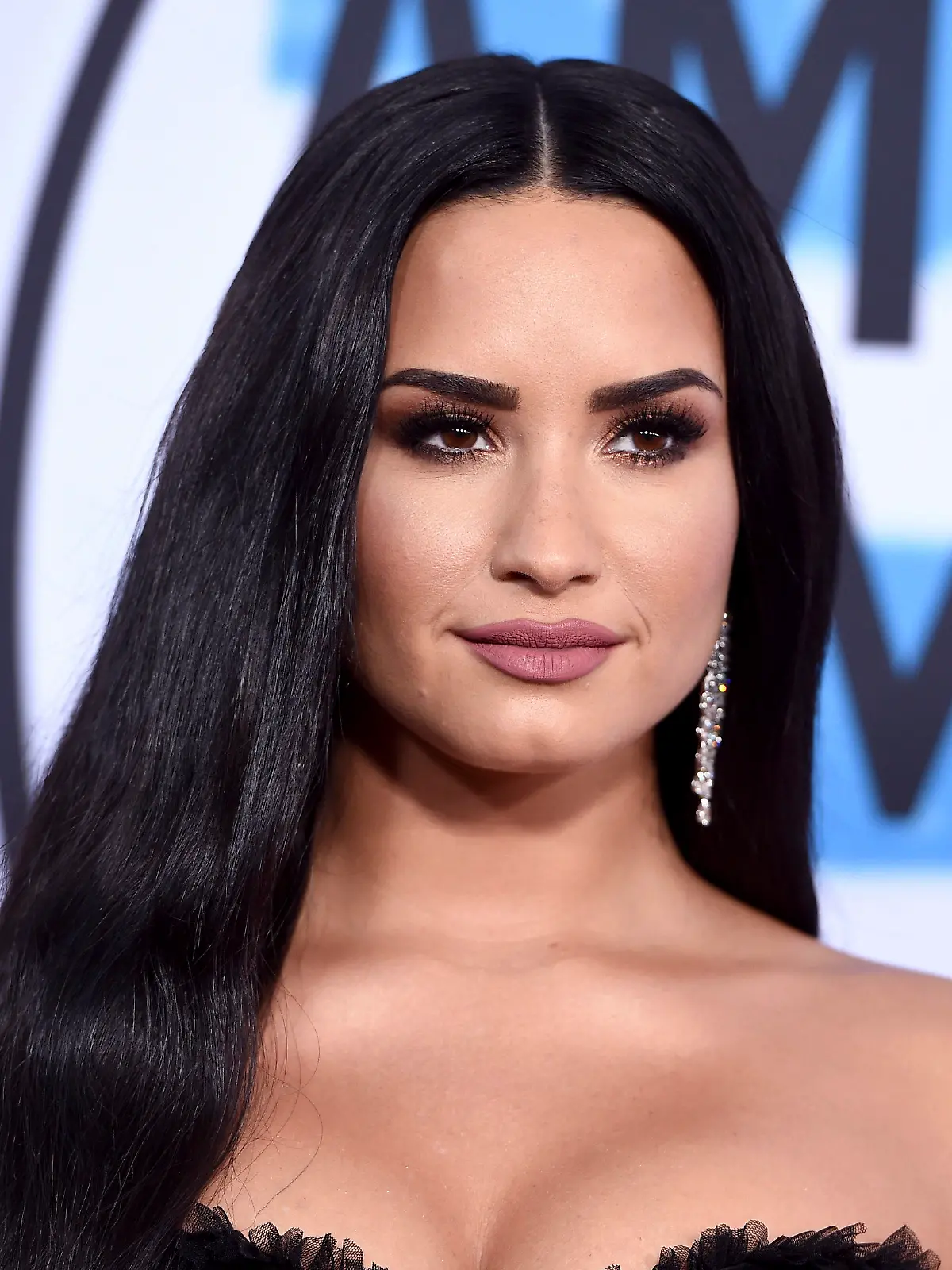 ARCHIV - 19.11.2017, USA, Los Angeles: Demi Lovato kommt zur Verleihung der American Music Awards. (zu dpa «Demi Lovato nach Entzug: «Dankbar, dass ich am Leben bin»» vom 22.12.2018) Foto: Jordan Strauss/Invision/AP/dpa +++ dpa-Bildfunk +++