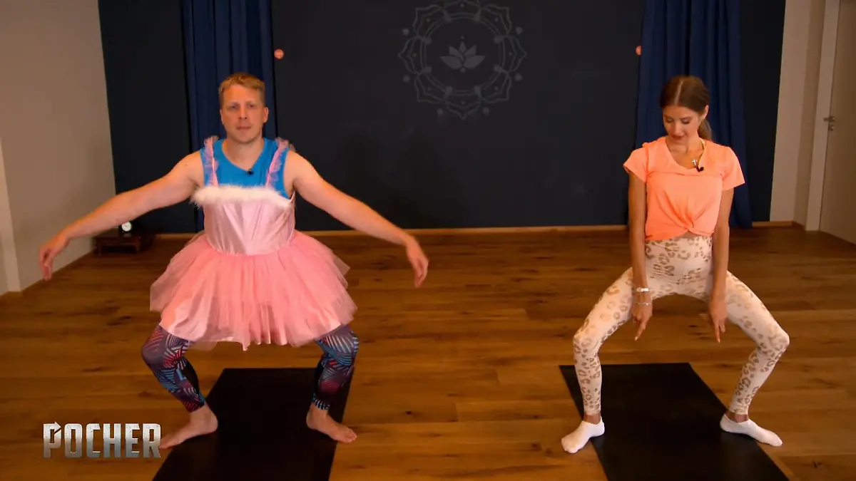 Diese Yoga-Stunde wird Pocher niemals vergessen Cathy Hummels macht Olli Pocher fit