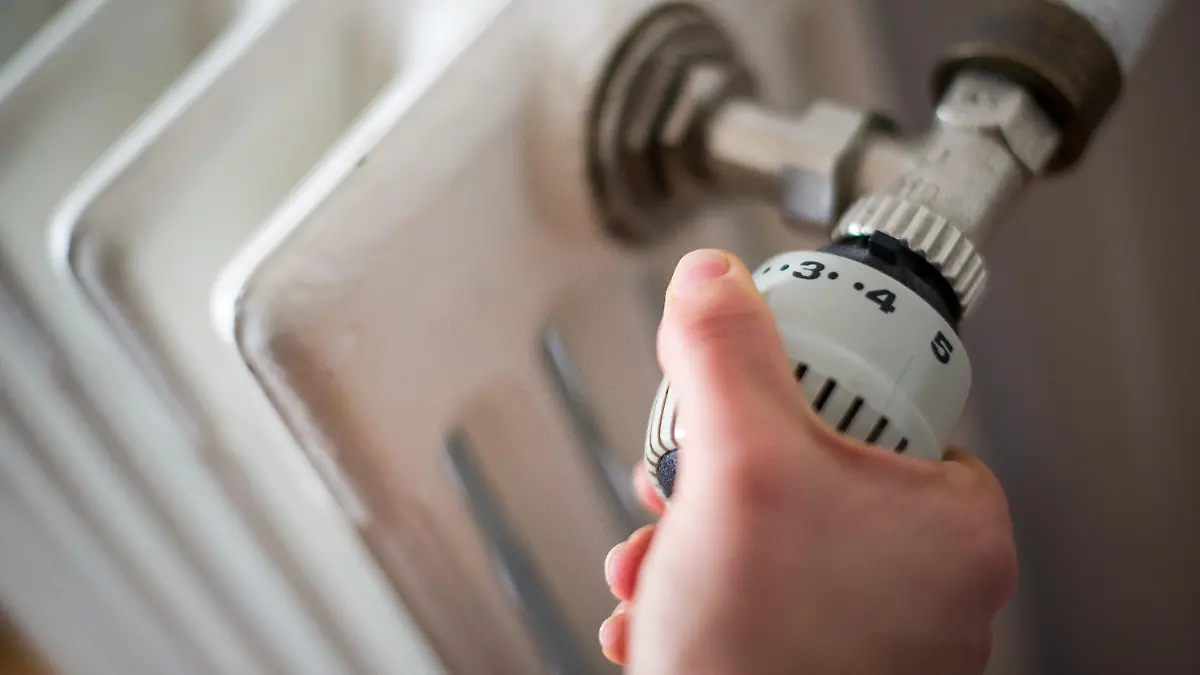 ARCHIV - ILLUSTRATION - Eine Frau dreht am 20.10.2014 in Hannover (Niedersachsen) am Thermostat einer Heizung. Heizen dürfte für die Haushalte in Deutschland nach Jahren sinkender Preise wieder teurer werden. (zu dpa "Prognose: Heizkosten steigen wieder" vom 08.11.2017) Foto: Ole Spata/dpa +++(c) dpa - Bildfunk+++