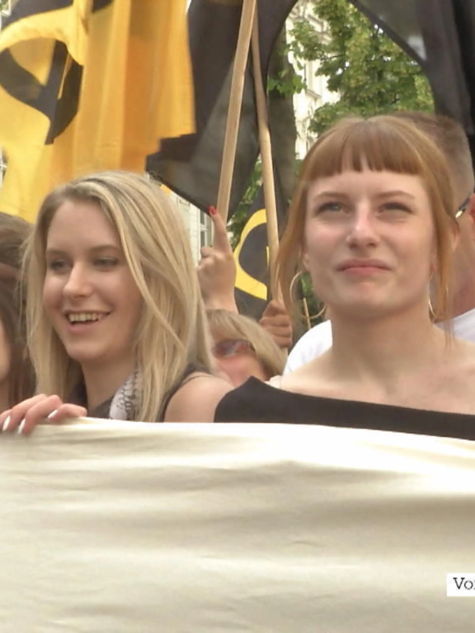 Bislang galten Frauen in der rechten Szene als Mitläuferinnen. Aber Experten warnen: Grundsätzlich werden auch von den Sicherheitsbehörden Frauen immer noch unterschätzt, verharmlost und zu wenig wahrgenommen. Ihr Anteil in der Szene macht zwar „nur“ 16 Prozent aus, doch sie geben der rechten Ideologie ein neues Gesicht: jung und weiblich. Ein Imagewechsel, der einer klaren Strategie folgt.