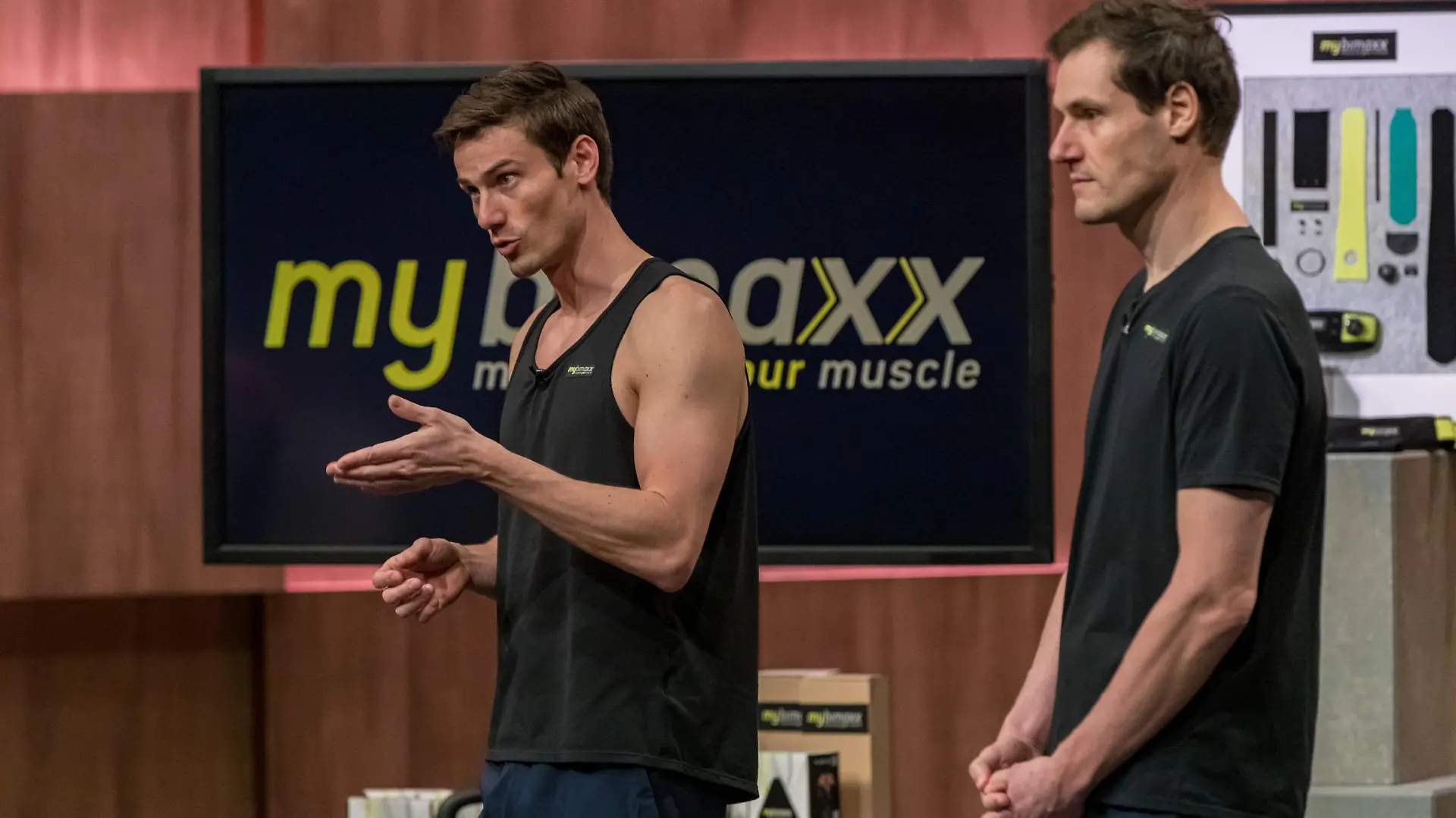 Bastian (r.) und Lukas Erdmann präsentieren mit _mybimaxx_ die Fitnessbandage für maximalen Muskelaufbau. Sie erhoffen sich ein Investment von 80.000 Euro für 25 Prozent der Anteile an ihrem Unternehmen. Die Verwendung des sendungsbezogenen Materials ist nur mit dem Hinweis und Verlinkung auf TVNOW gestattet.