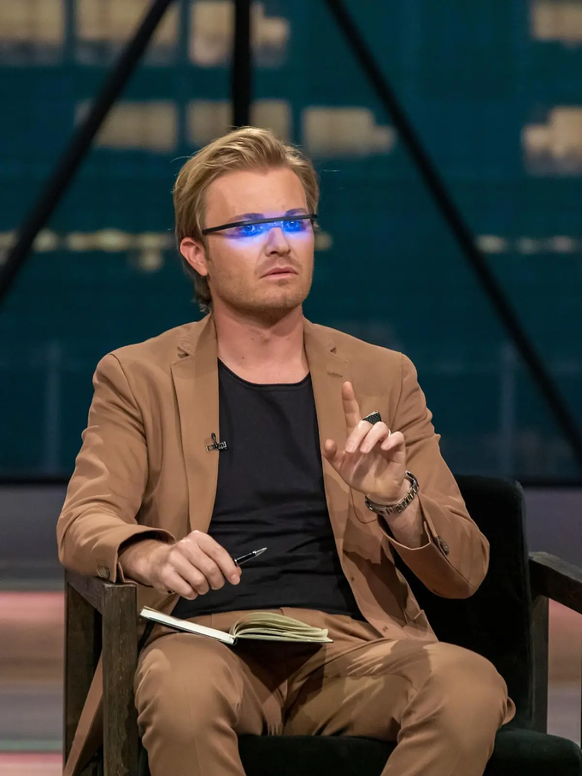 Investor Nico Rosberg unterzieht die Sonnenlichtbrille von "Pocket Sky" direkt einem Praxistest.  Die Verwendung des sendungsbezogenen Materials ist nur mit dem Hinweis und Verlinkung auf TVNOW gestattet.