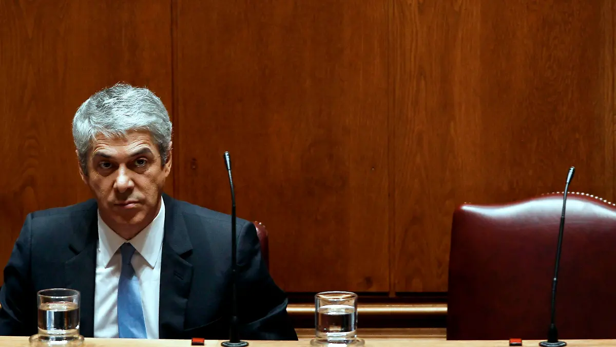 epa02649282 Portuguese Prime-Minister Jose Socrates listens as Finance Minister Teixeira dos Santos (not in the picture) delivers a speech during the discussion and vote of the new Stability and Growth Program for 2011-2014, in the Portuguese Parliament in Lisbon, 23 March 2011. The program is aimed at cutting the deficit to 4.6 per cent this year, from 7.3 per cent in 2010, and bringing it under 3 per cent by 2013. EPA/JOSE SENA GOULAO +++(c) dpa - Bildfunk+++