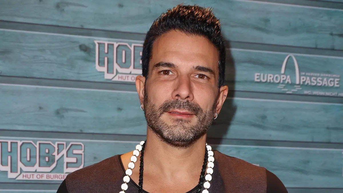 RECORD DATE NOT STATED HUT OF BURGER ERÖFFNUNG IN DER EUROPA PASSAGE 15.02.2023 Marc Terenzi, Eröffnung HOBs Hut of Burger in der Europa Passage, Hamburg, 15.02.2023 *** HUT OF BURGER OPENING IN THE EUROPA PASSAGE 15 02 2023 Marc Terenzi, opening HOBs Hut of Burger in the Europa Passage, Hamburg, 15 02 2023. Copyright: xEventpressxMPx