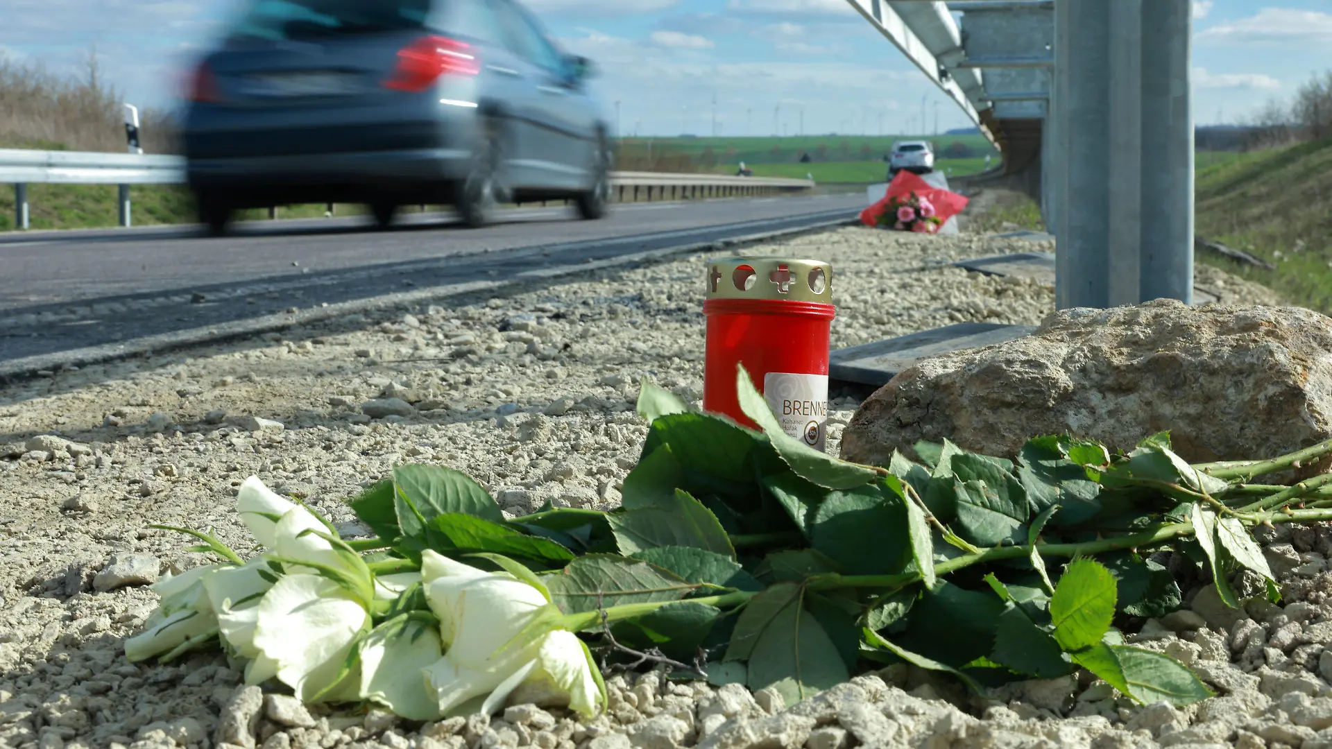 dpatopbilder - 04.04.2023, Thüringen, Mühlhausen: Blumen liegen an der Unfallstelle an der Bundesstraße B247. Neue Wende bei den Ermittlungen zu dem schockierenden Unfall mit sieben Toten in Thüringen: Drei Tage nach dem verheerenden Unglück in Bad Langensalza kommt nun auch ein 34-Jähriger in Betracht, möglicherweise den unfallverursachenden Wagen gefahren zu haben. Foto: Michael Reichel/dpa +++ dpa-Bildfunk +++