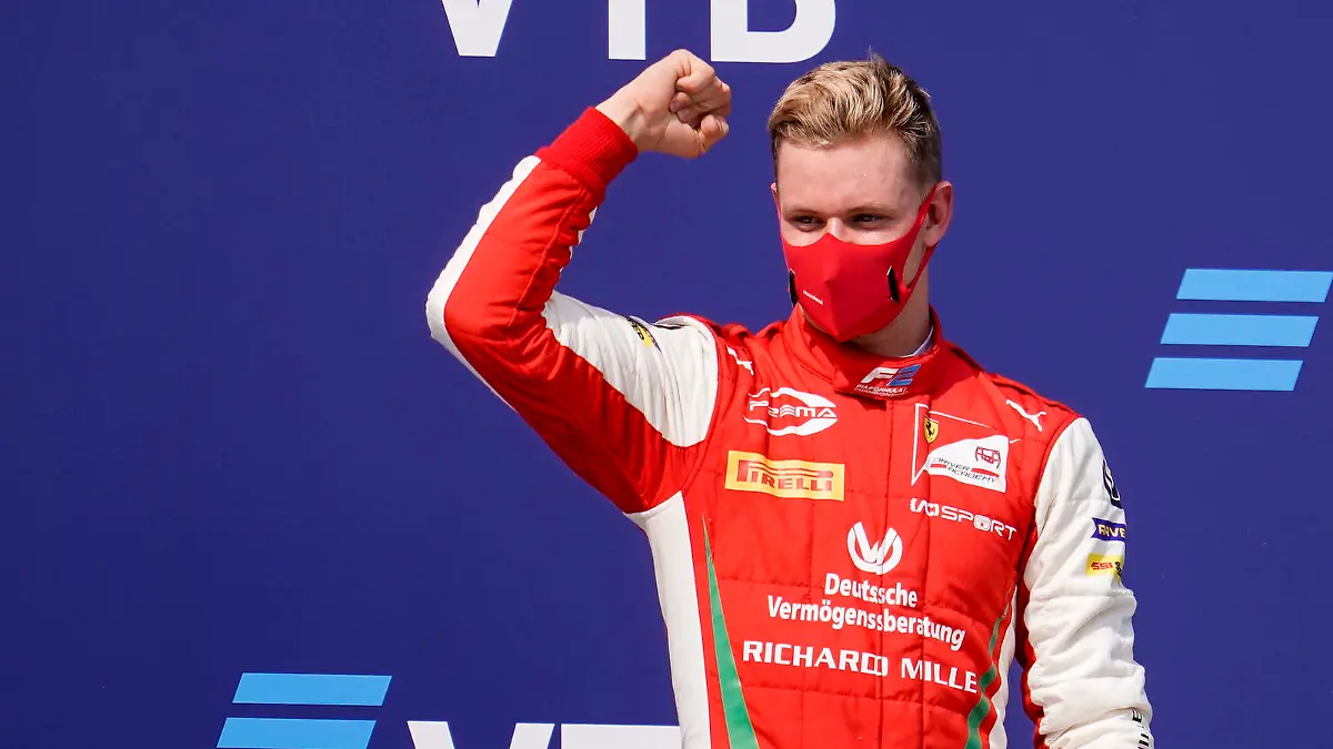 26.09.2020, Russland, Sotschi: Motorsport: 19. Saisonlauf der Formel 2 mit Mick Schumacher: Mick Schumacher aus Deutschland von Team Prema Racing gewinnt das Rennen. Foto: James Gasperotti/ZUMA Wire/dpa +++ dpa-Bildfunk +++