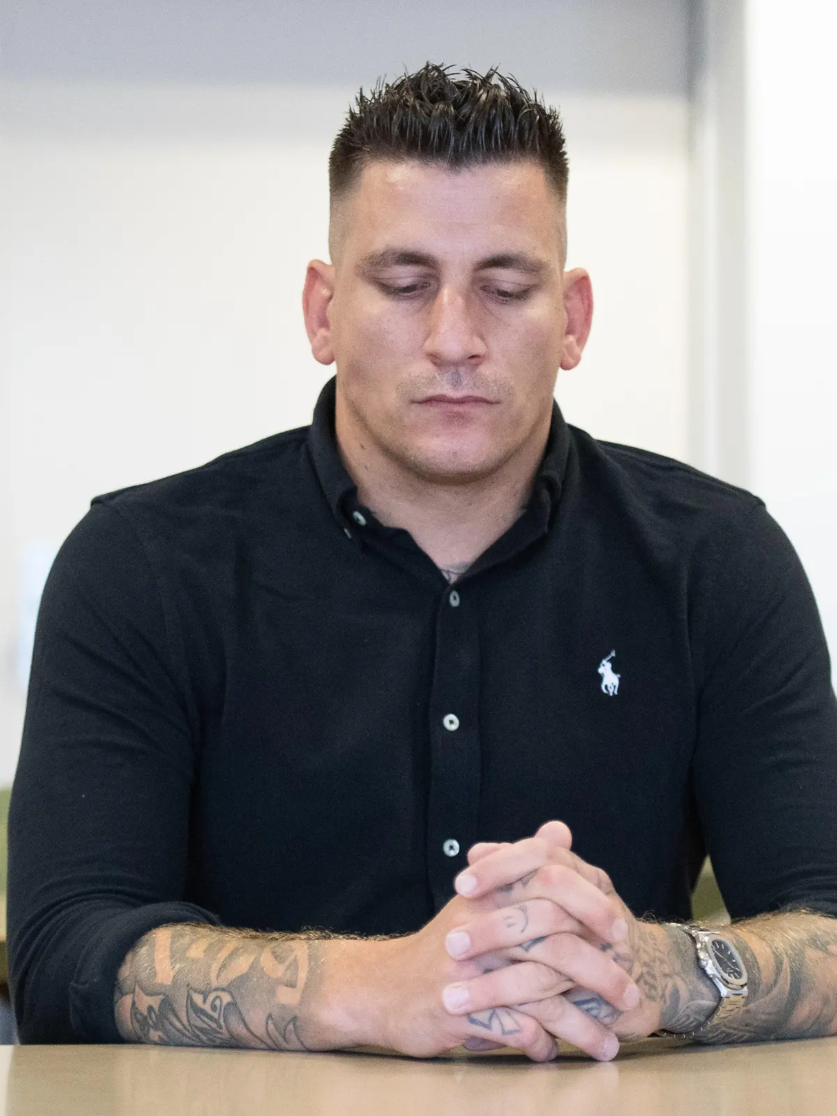 ARCHIV - 08.09.2020, Hamburg: Rapper Gzuz (bürgerlich Kristoffer Jonas Klauß) sitzt in einem Gerichtssaal im Landgericht. Angeklagt ist er unter anderem wegen Verstößen gegen das Waffengesetz, versuchtem Diebstahl und Körperverletzung. (zu dpa "Urteil gegen Gzuz erwartet: Muss der Gangster-Rapper ins Gefängnis?") Foto: Daniel Reinhardt/dpa +++ dpa-Bildfunk +++