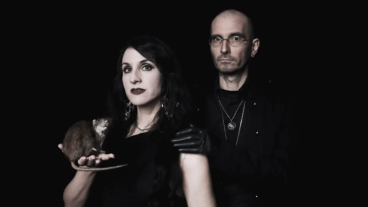 Dr. Bianca Stücker und Dr. Mark Benecke haben gemeinsam das Album 'We want it darker' aufgenommen'.