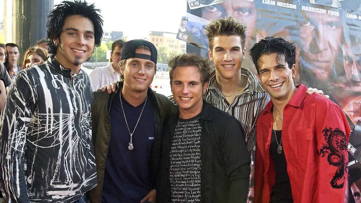 Geschlossen trifft die US-Band "Natural", (l-r) Michael Johnson, Patrick King Jr., Josh Horn, Ben Bledsoe und Marc Terenzi, am 2.9.2002 vor dem Kölner Palladium ein, wo sie mit zahlreichen anderen Prominenten zur Premiere des neuen Films "K-19 - Showdown in der Tiefe" geladen waren. Der Film handelt vom ersten mit Nuklearraketen bestückten sowjetischen Atom-U-Boot, das 1961 als Stolz des Kremls in See sticht. Die Fahrt wird zum Albtraum. «K-19» läuft am 5.9. in den Kinos an.