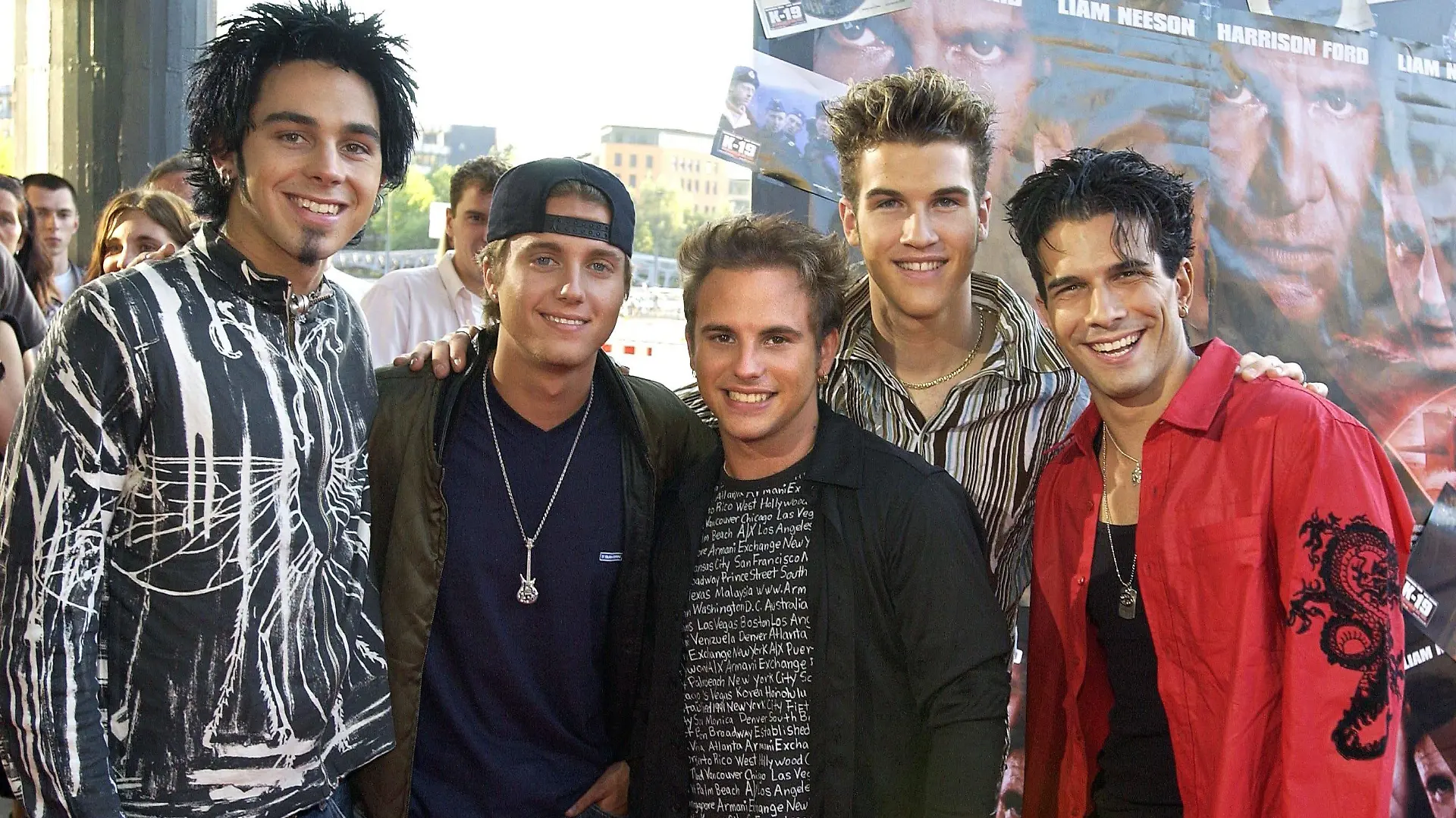 Geschlossen trifft die US-Band "Natural", (l-r) Michael Johnson, Patrick King Jr., Josh Horn, Ben Bledsoe und Marc Terenzi, am 2.9.2002 vor dem Kölner Palladium ein, wo sie mit zahlreichen anderen Prominenten zur Premiere des neuen Films "K-19 - Showdown in der Tiefe" geladen waren. Der Film handelt vom ersten mit Nuklearraketen bestückten sowjetischen Atom-U-Boot, das 1961 als Stolz des Kremls in See sticht. Die Fahrt wird zum Albtraum. «K-19» läuft am 5.9. in den Kinos an.