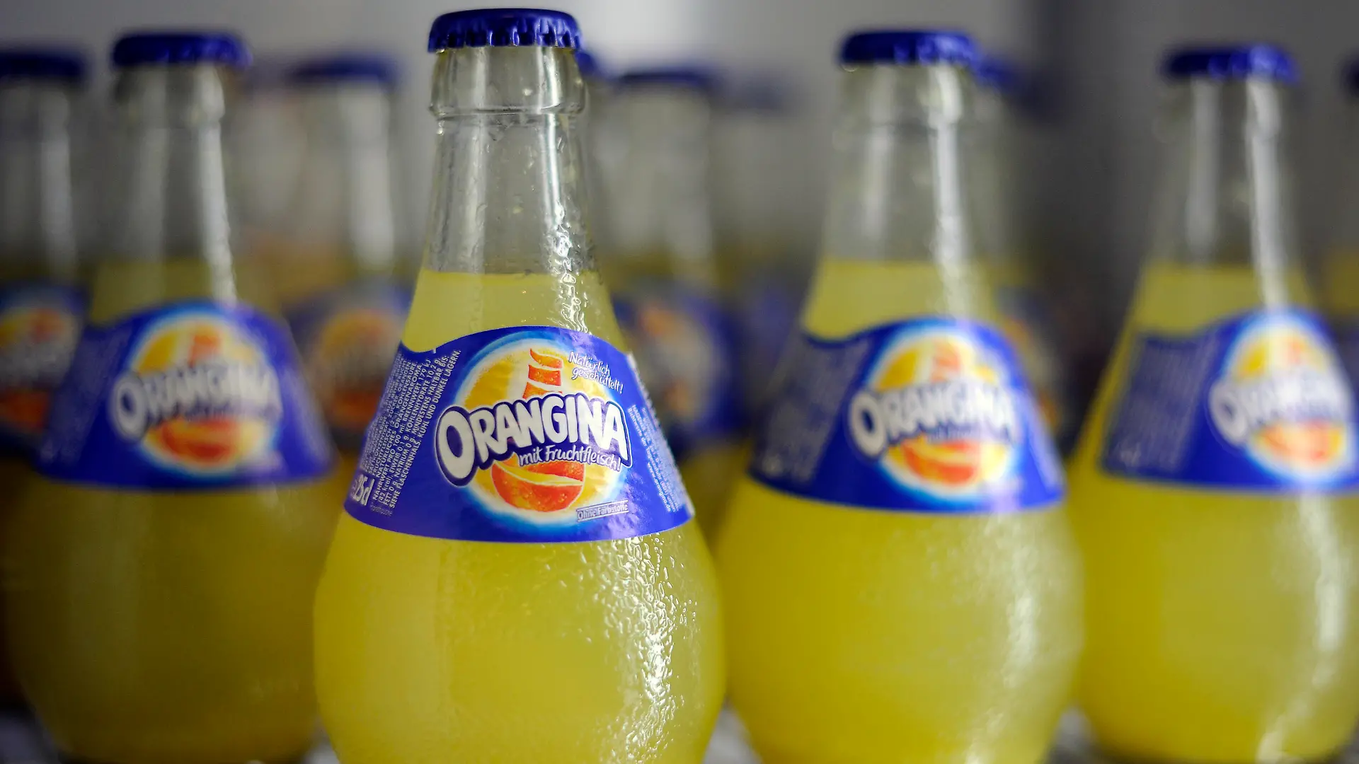 Flaschen der Marke Orangina stehen am Dienstag (24.01.2012) in Düsseldorf vor der Jahres-Pressekonferenz der Krombacher Brauerei in einem Kühlschrank. Der Ausstoß der Krombacher Gruppe legte im abgelaufenen Jahr auf 6,428 Millionen Hektoliter zu. Das ist der bislang höchste je von der Krombacher Gruppe erreichte Ausstoß. Foto: Marius Becker dpa/lnw