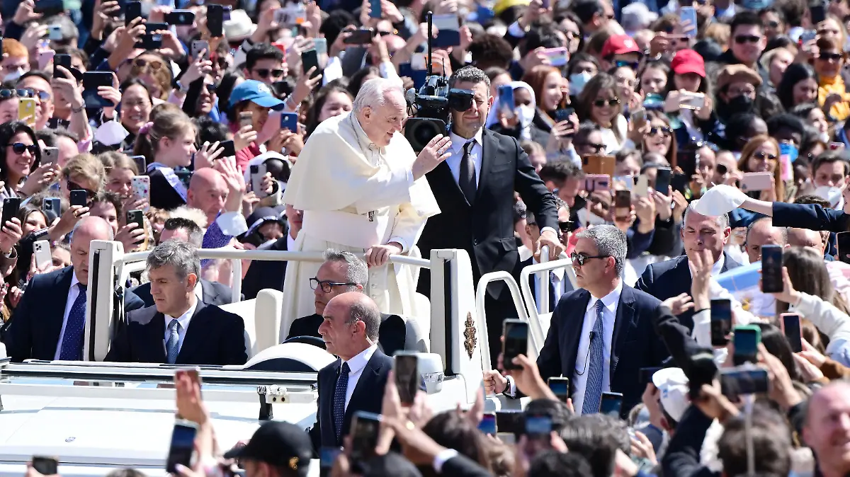 Rom, Vatikan 17.04.2022 Papst Franziskus I. steht nach der Ostermesse in sein Papamobil fuer eine Rundfahrt auf dem Petersplatz FOTO: ULMER Pressebildagentur xxNOxMODELxRELEASExx