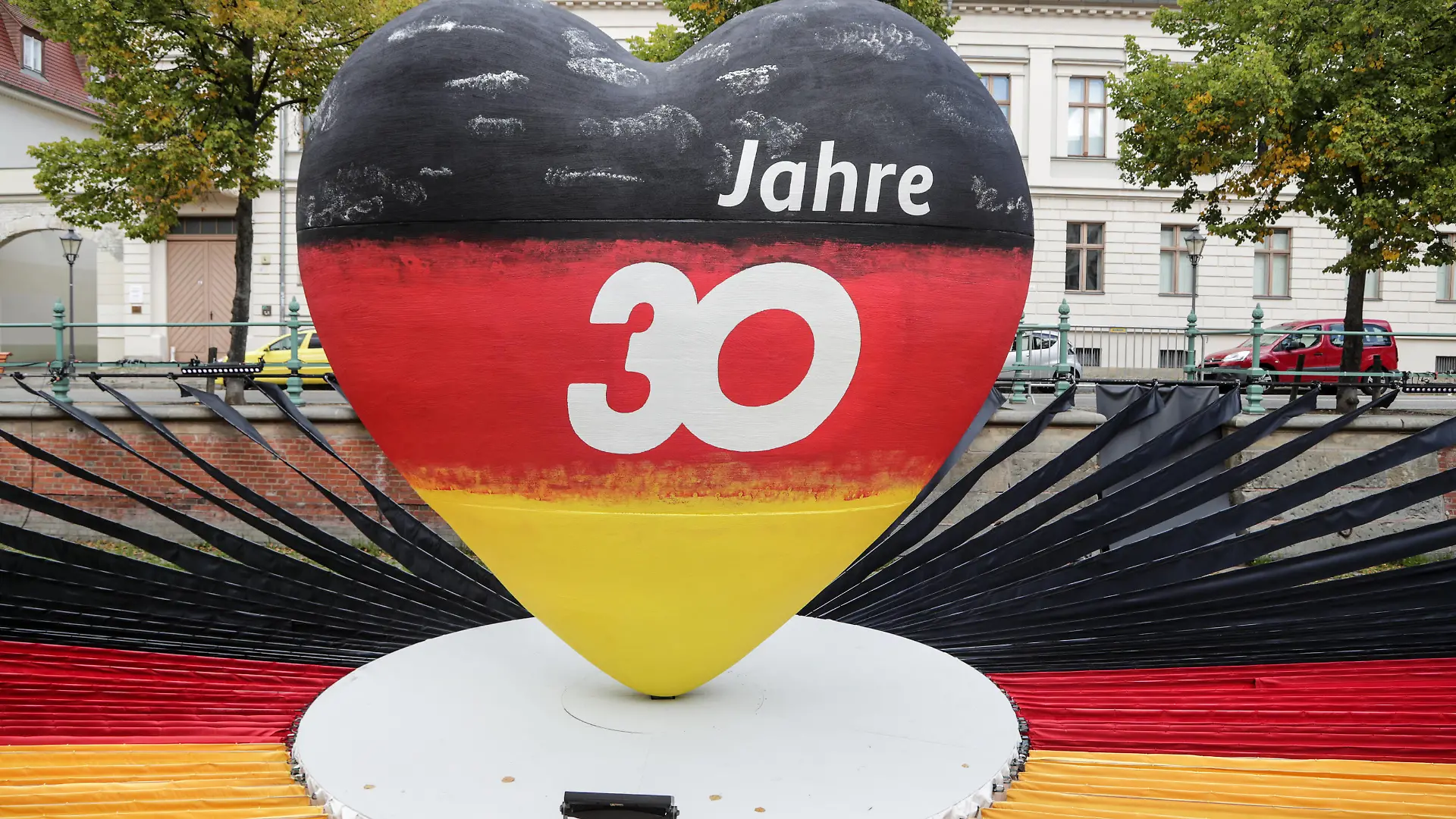 EinheitsEXPO 30. Jahrestag Deutsche Einheit Potsdam, 10.09.2020: EinheitsEXPO zum 30. Jahrestag der Deutschen Einheit. Schwarz-rot-goldene Stoffbahnen fuehren zu einem Herz in den Farben Deutschlands mit Schriftzug: 30 Jahre. Begehbare Stadt-Kulisse zeigt 30 Tage lang Ausstellungen zum 30. Jubilaeum. Aufgrund der Corona-Pandemie verteilt sich die EXPO ueber das ganze Stadtgebiet. Potsdam Brandenburg Deutschland Zentrum *** Unity EXPO 30th Anniversary of German Unity Potsdam, 10 09 2020 Unity EXPO on the 30th Anniversary of German Unity Black red golden fabric panels lead to a heart in the colours of Germany with lettering 30 years Walk-in city Backdrop shows 30 days of exhibitions on the 30th anniversary Due to the Corona Pandemic the EXPO