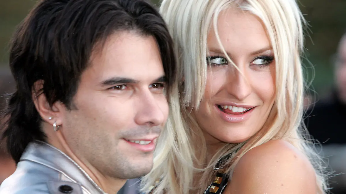 Sarah Connor, rechts, und Ehemann Marc Terenzi posieren am Donnerstag, 6. Oktober 2005 in Oberhausen auf dem Roten Teppich zur Preisverleihung des Musikpreises COMET an die Deutsche Musikszene. (AP Photo/Martin Meissner)--- Singer Sarah Connor and husband Marc Terenzi  poses on the red carpet prior the COMET music award show  in Oberhausen, Germany, Thursday, Oct. 6, 2005. (AP Photo/Martin Meissner)