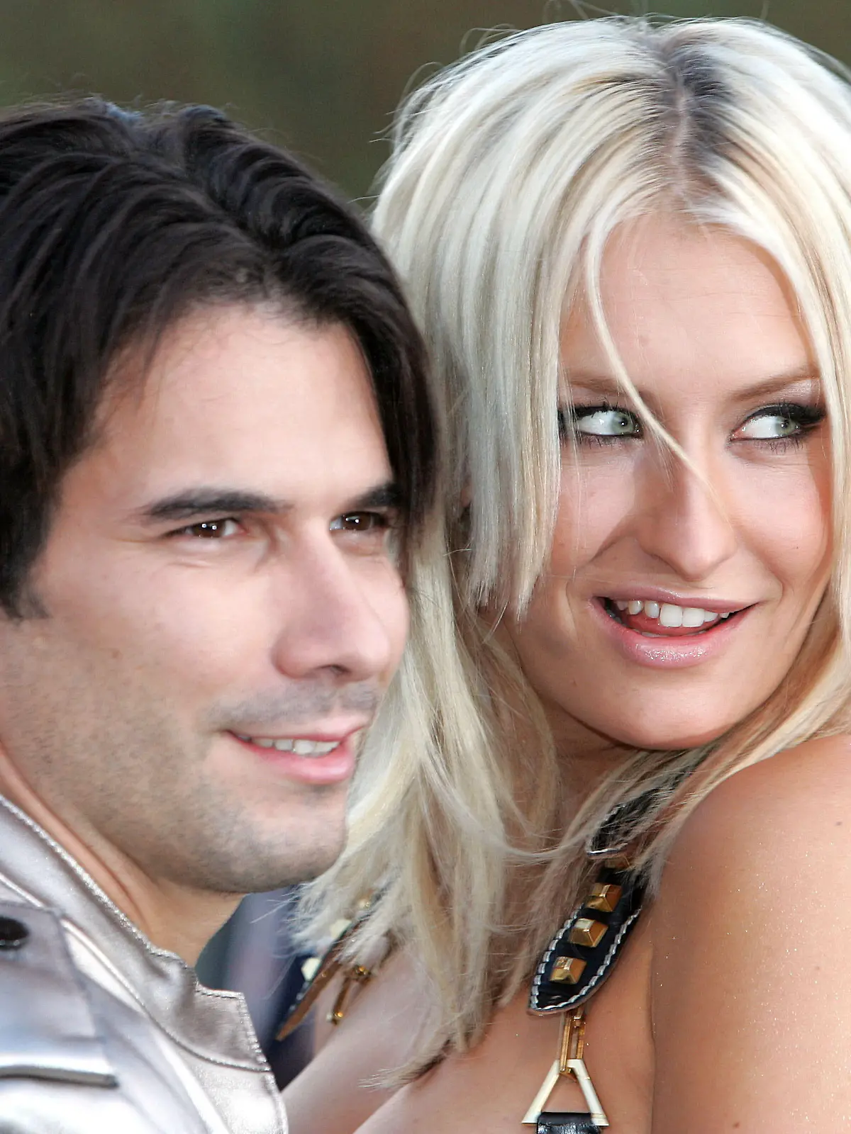Sarah Connor, rechts, und Ehemann Marc Terenzi posieren am Donnerstag, 6. Oktober 2005 in Oberhausen auf dem Roten Teppich zur Preisverleihung des Musikpreises COMET an die Deutsche Musikszene. (AP Photo/Martin Meissner)--- Singer Sarah Connor and husband Marc Terenzi  poses on the red carpet prior the COMET music award show  in Oberhausen, Germany, Thursday, Oct. 6, 2005. (AP Photo/Martin Meissner)