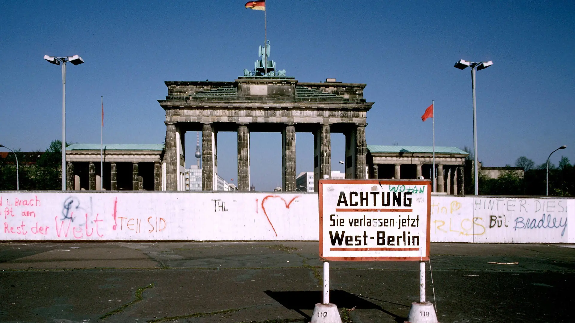 Hinweisschild auf Westberliner Seite - Brandenburger Tor in Berlin; Aufnahmedatum geschätzt
Sign on West Berlin Side Brandenburg goal in Berlin date geschätzt