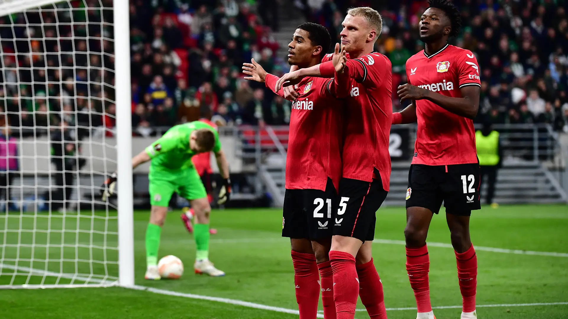 Fußball: Europa League, Ferencváros - Bayer Leverkusen, K.o.-Runde, Achtelfinale, Rückspiele in der Puskás Aréna, Leverkusens Torschütze Amine Adli (l-r) jubelt nach seinem Tor zum 0:2 mit Mitchel Bakker und Edmond Tapsoba.