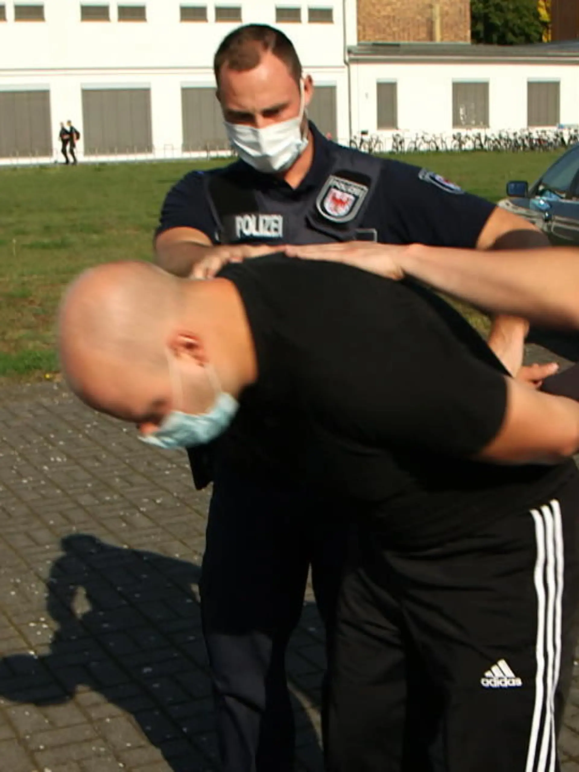 Die Polizei steht im Einsatz oft vor großen Herausforderungen. Die Beamten müssen schnelle Entscheidungen treffen, werden bedroht und angegriffen – das geht oft nicht ohne körperlichen Einsatz. Dabei kommt es aber auch immer wieder zu Diskussionen wegen Videos über Polizeigewalt, die dazu führen, dass die beteiligten Einsatzkräfte verurteilt werden. Grund genug, einmal genauer hinzuschauen – welche Zwangsmaßnahmen sind angemessen und welche nicht? Wie sollen Einsatzkräfte in brenzligen Situationen vorgehen? RTL hat dafür die Polizeischule in Brandenburg besucht und sich ein Bild davon gemacht, was Polizisten im Training lernen – dabei hat unsere Reporterin die Griffe am eigenen Leib erfahren. Das Ergebnis sehen Sie im Video.