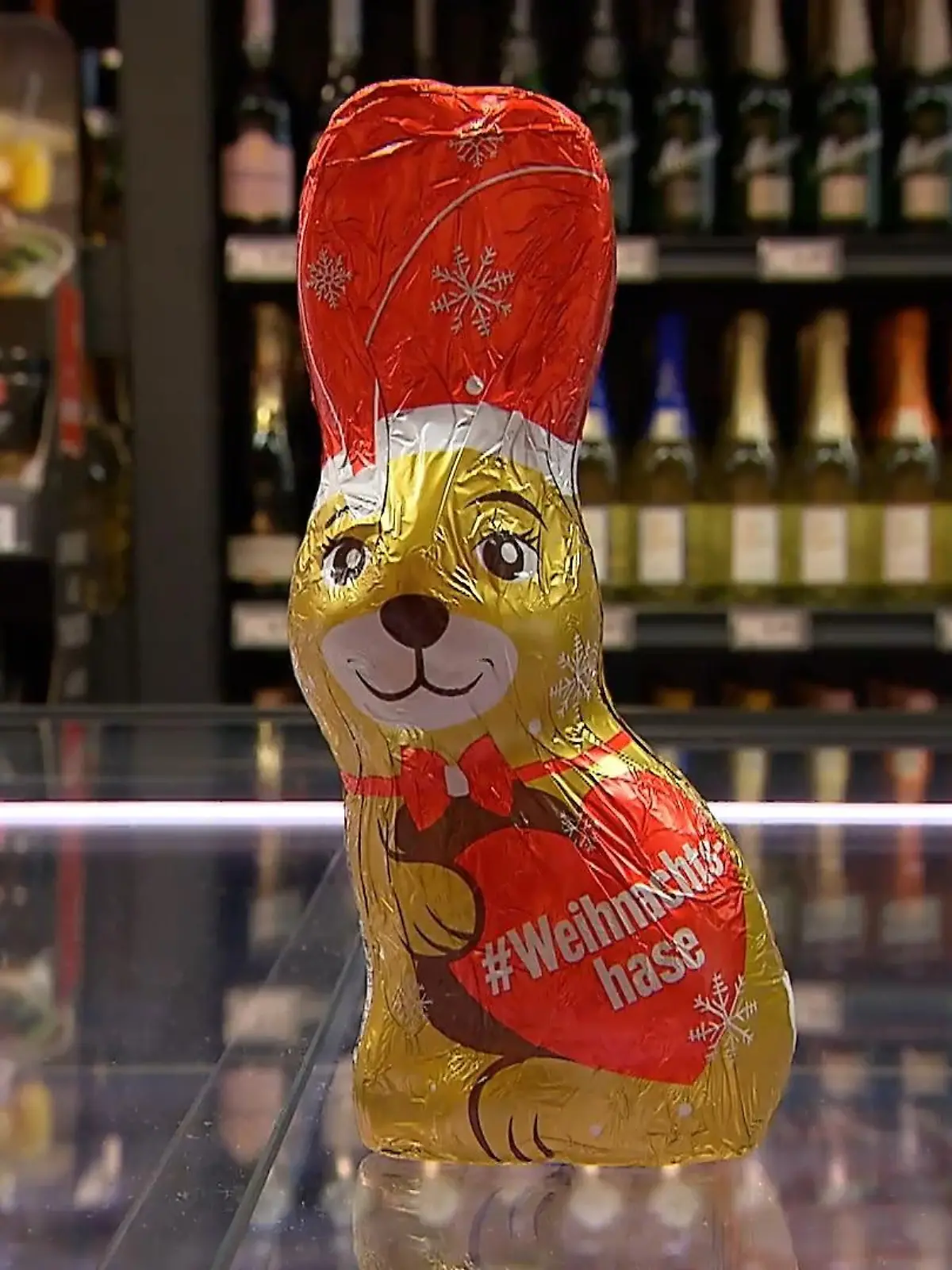 Bild zu: "Schoko-Osterhasen mit Weihnachtsmütze"