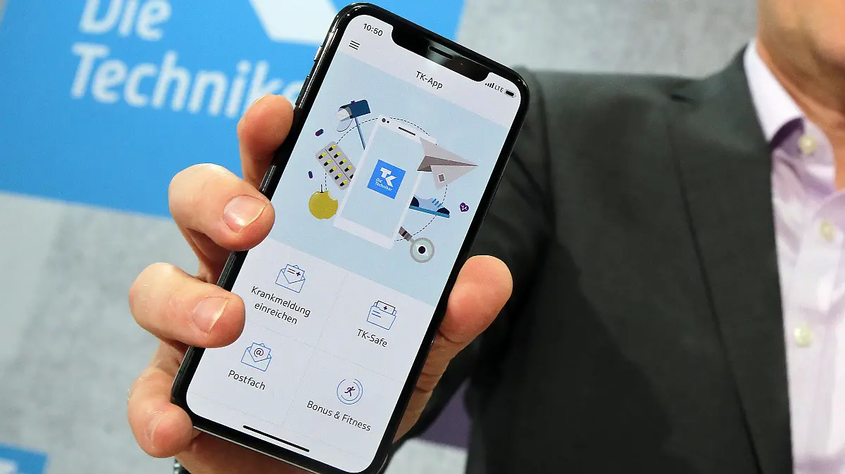 24.04.2018, Berlin: Jens Baas, Vorsitzender des Vorstands der Techniker Krankenkasse, präsentiert eine App zum Start einer ersten "Elektronischen Gesundheitsakte". Versicherte sollen selbst entscheiden können, welche Diagnosen, Medikamente etc. sie speichern möchten und wem sie Einsicht gewähren. Die große Koalition plant die Einführung einer elektronischen Patientenakte bis 2021. Foto: Wolfgang Kumm/dpa +++ dpa-Bildfunk +++