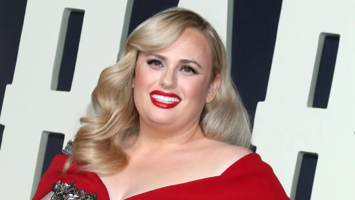 Rebel Wilson zeigt sich gerne in bunten Kleidern.
