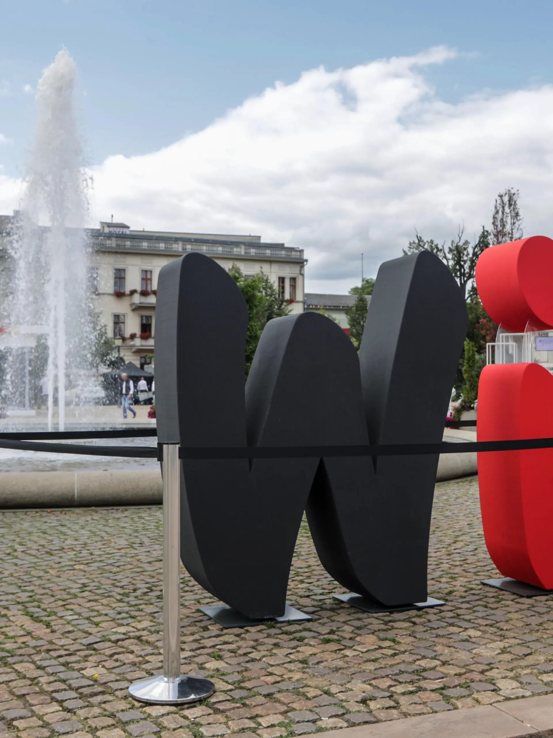  EinheitsEXPO 30. Jahrestag Deutsche Einheit Potsdam, 10.09.2020: EinheitsEXPO zum 30. Jahrestag der Deutschen Einheit. Buchstaben in schwarz-rot-gelb: Wir. Begehbare Stadt-Kulisse zeigt 30 Tage lang Ausstellungen zum 30. Jubilaeum. Aufgrund der Corona-Pandemie verteilt sich die EXPO ueber das ganze Stadtgebiet. Potsdam Brandenburg Deutschland Zentrum *** Unity EXPO 30th Anniversary of German Unity Potsdam, 10 09 2020 Unity EXPO on the 30th Anniversary of German Unity Letters in black red yellow We Walk-through city Scenery shows 30 days of exhibitions on the 30th Anniversary Due to the Corona Pandemic the EXPO is spread over the whole city of Potsdam Brandenburg Germany Centre