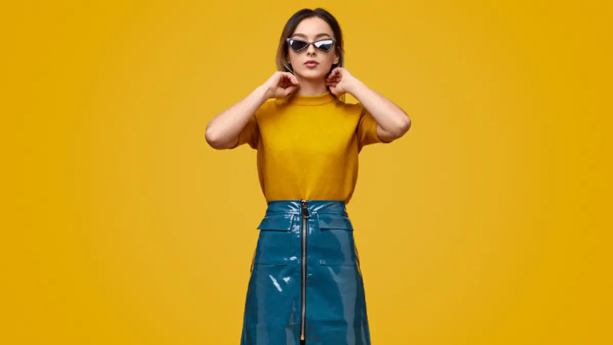 Frau trägt Retro-Fashion
