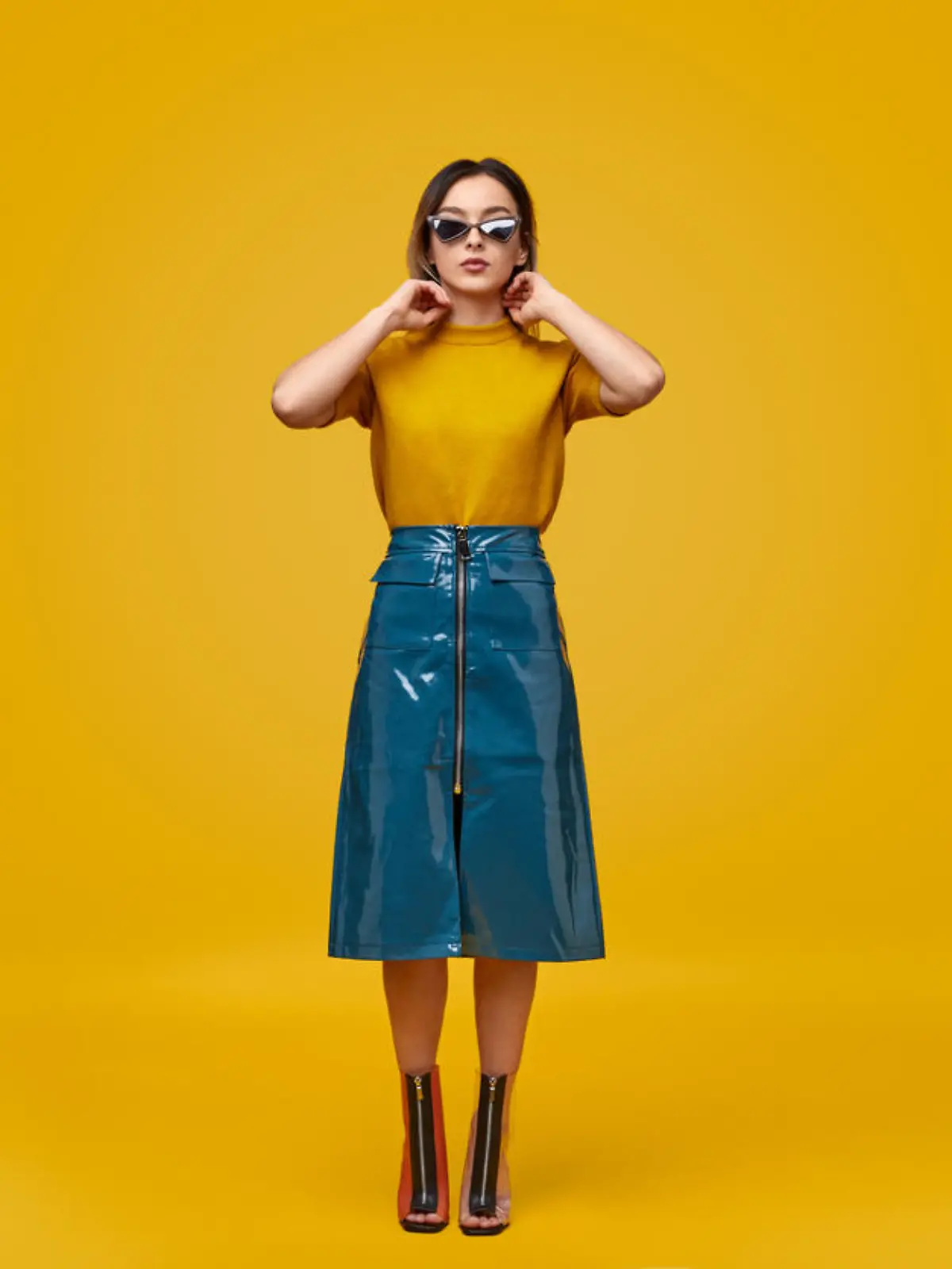 Frau trägt Retro-Fashion